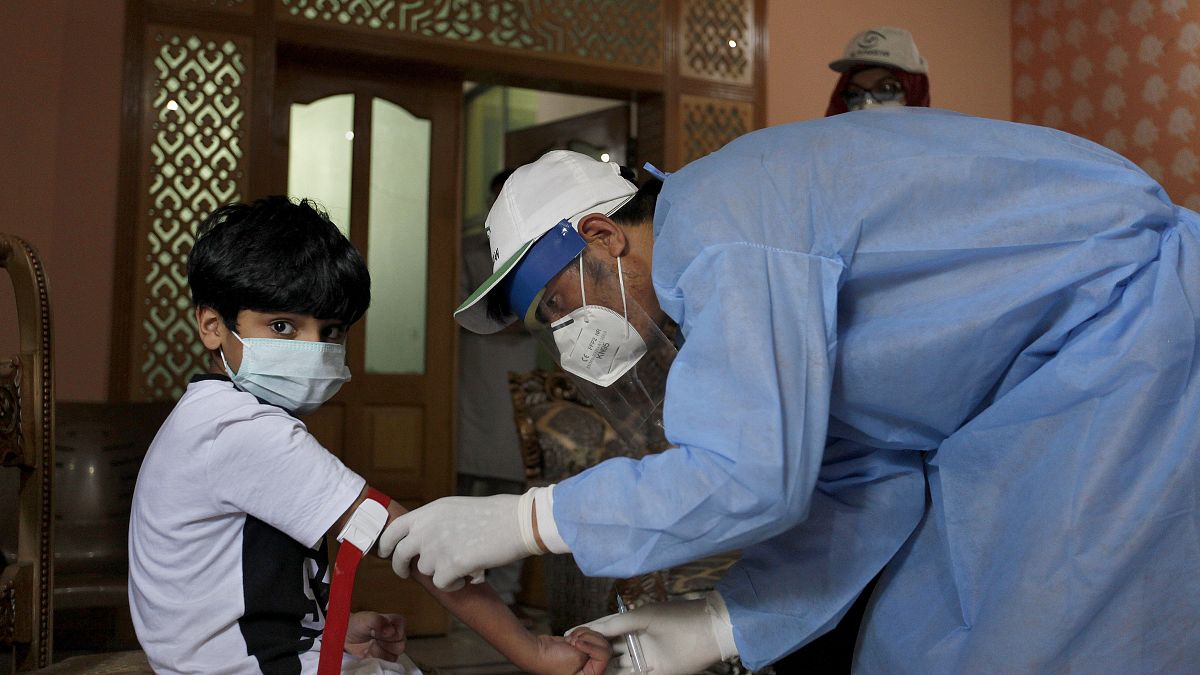 منظمة الصحة العالمية تدعو الحكومات إلى "الاستفاقة" ووقف تفشي الفيروس