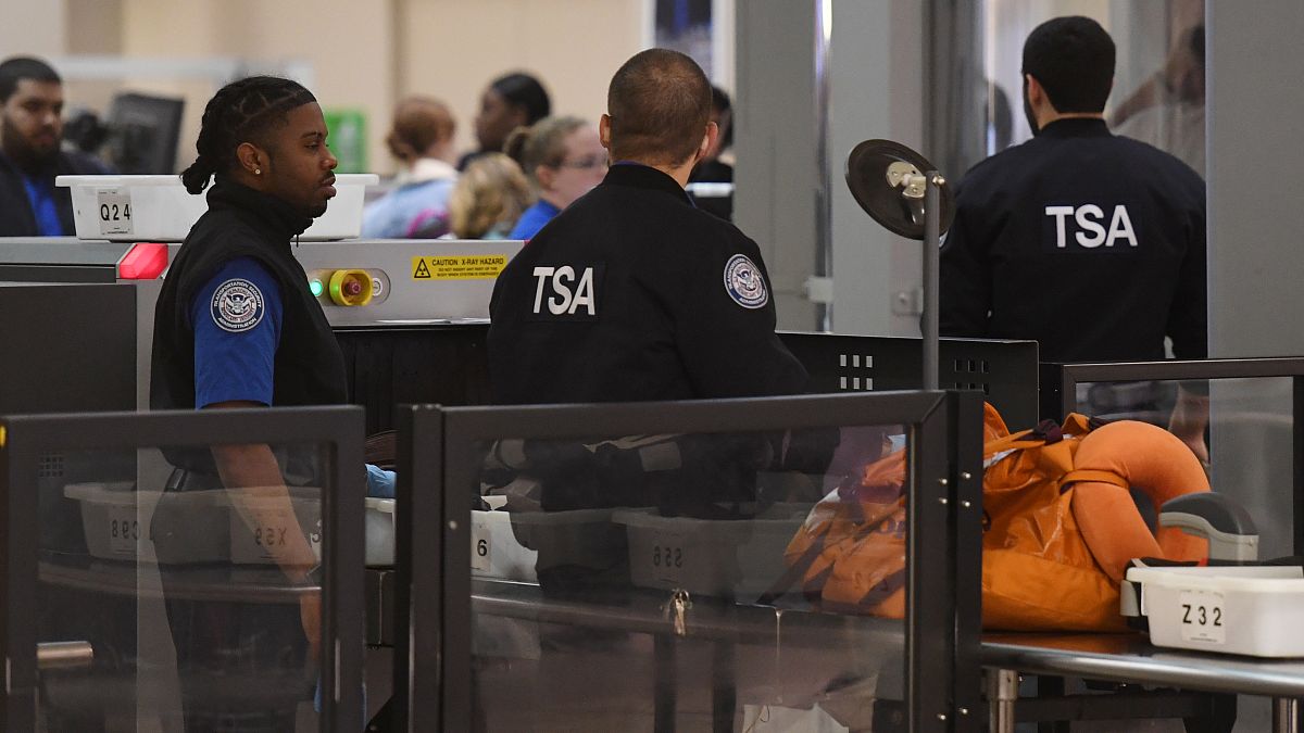 رجال أمن في مطار لوس أنجلس