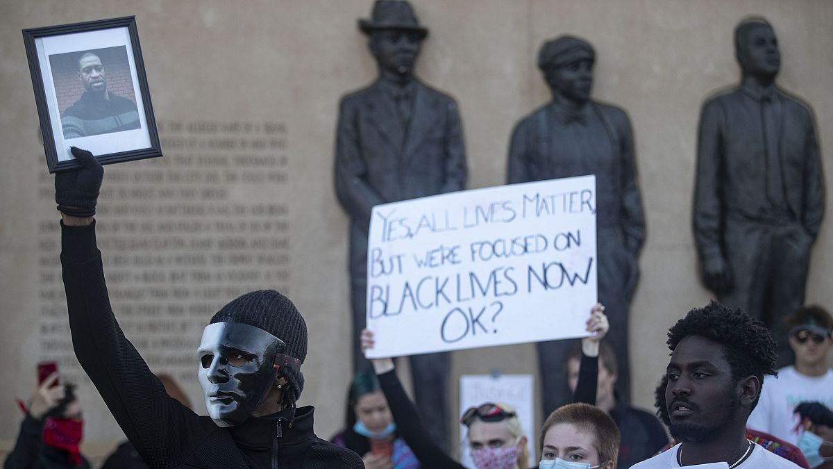Linç edilen siyahiler için yapılan anıt önünde George Floyd fotoğraflı gösteri