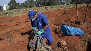 В Бразилии братские могилы для умерших роют экскаваторами
