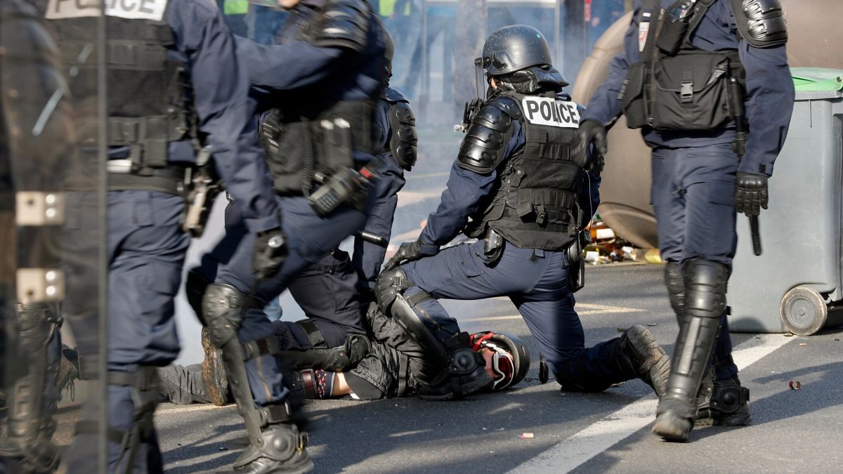 بازداشت معترضان فرانسوی به دست پلیس