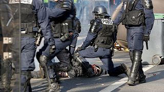 بازداشت معترضان فرانسوی به دست پلیس