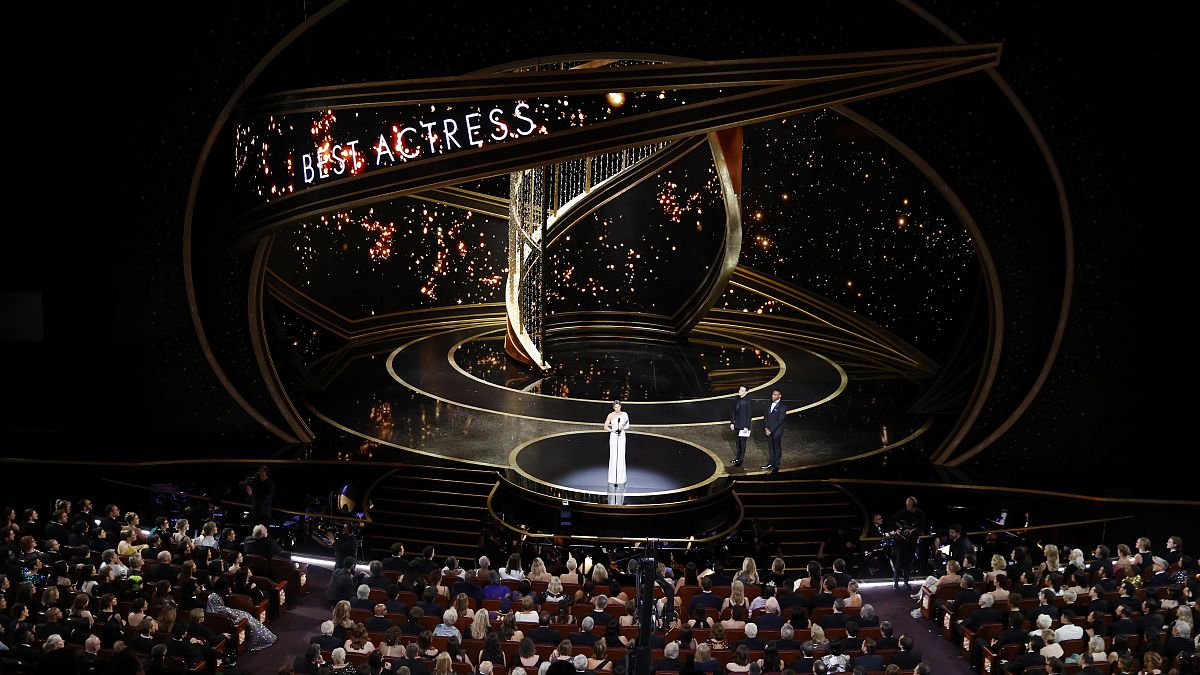 92. Oscar-gála: Renée Zellweger átveszi a legjobb női főszereplőnek járó díjat a Judy című életrajzi drámában nyújtott alakításáért (2020. február)