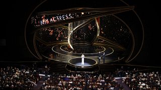 92. Oscar-gála: Renée Zellweger átveszi a legjobb női főszereplőnek járó díjat a Judy című életrajzi drámában nyújtott alakításáért (2020. február)