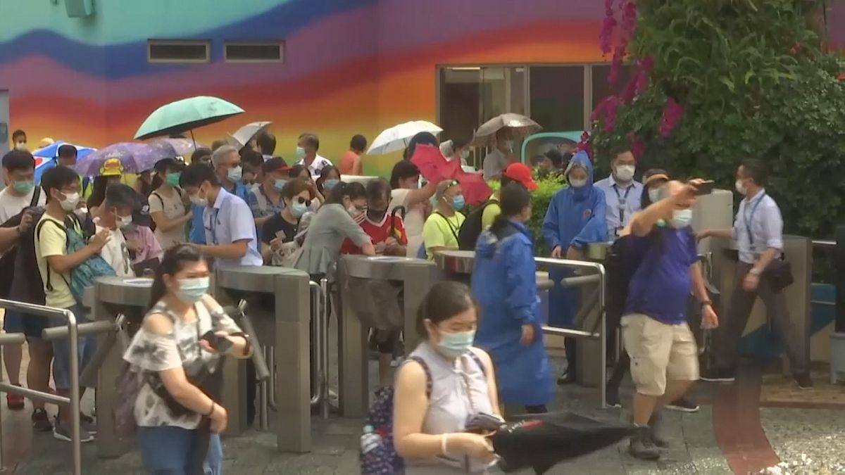 شاهد.. أشهر حديقة ملاهي في هونغ كونغ تفتح أبوابها من جديد وسط إجراءات مشددة 