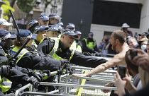 Manifestantes se enfrentan a agentes de las fuerzas del orden en Londres