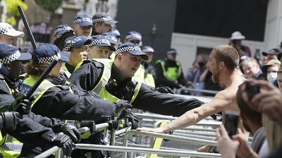 Manifestantes se enfrentan a agentes de las fuerzas del orden en Londres 