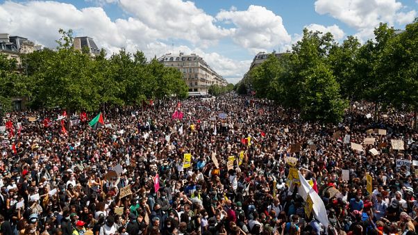 Tüntetés a rendőri rasszizmus ellen, Párizs, Place de la République Tüntetés a rendőri rasszizmus ellen, Párizs, Place de la République