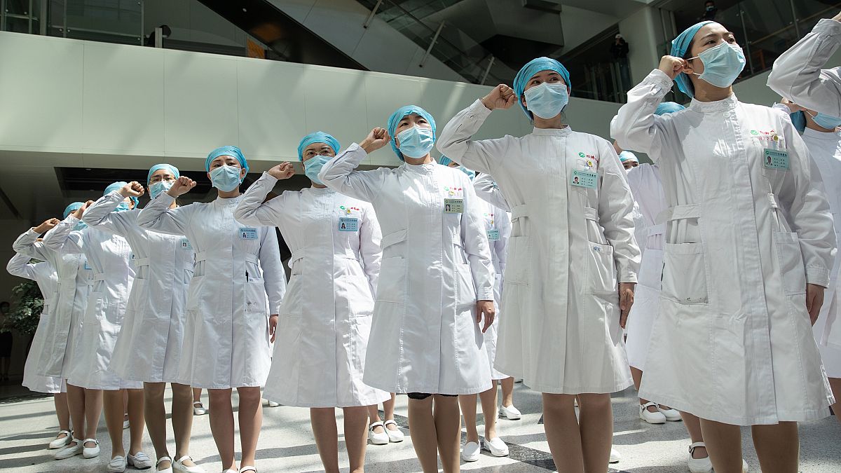 ممرضات صينيات يحتفلن بالتغلب على الفيروس