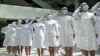 ممرضات صينيات يحتفلن بالتغلب على الفيروس