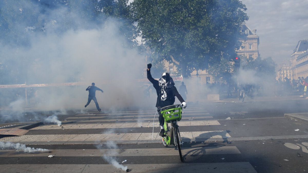 Paris: Schwester von Adama Traoré bringt Tausende auf die Straße