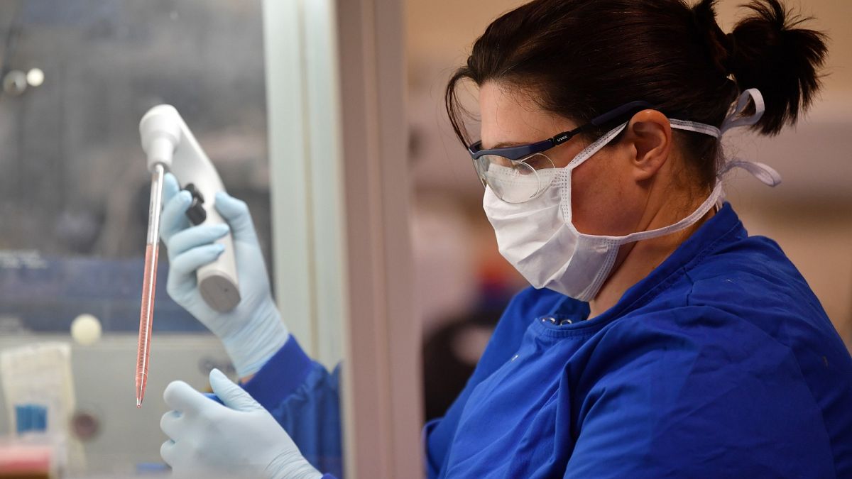 مختبر بريطاني يسعى لتحضير لقاح ضد فيروس كورونا