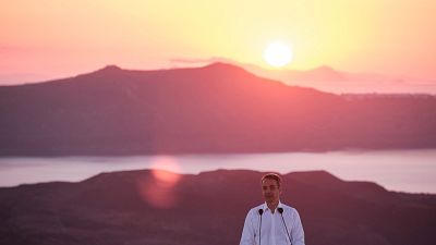Le Premier ministre grec Kyriakos Mitsotakis lance la saison touristique depuis l'île de Santorin
