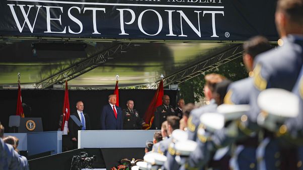 Trump quase escorrega mas não cai Trump quase escorrega mas não cai