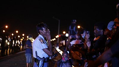 Un officier avertit des manifestants samedi 13 juin 2020 à Atlanta où Rayshard Brooks a été abattu par la police