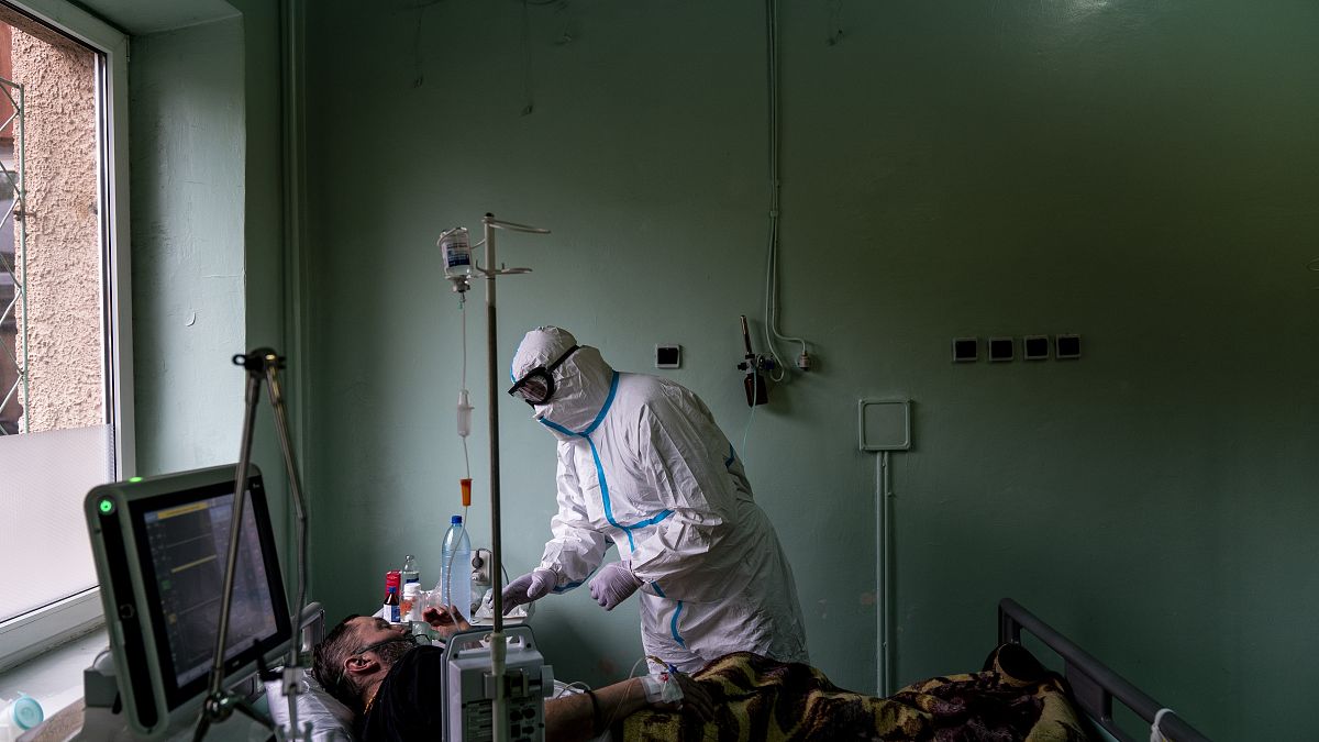 علاج لمصاب بكورونا في مستشفى بأوكرانيا 