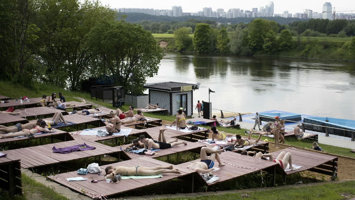 مردم مسکو خسته از دوران قرنطیه با رفع محدودیت‌های عمومی خوشحالی خود را با حمام آفتاب جشن گرفتند