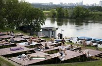 مردم مسکو خسته از دوران قرنطیه با رفع محدودیت‌های عمومی خوشحالی خود را با حمام آفتاب جشن گرفتند