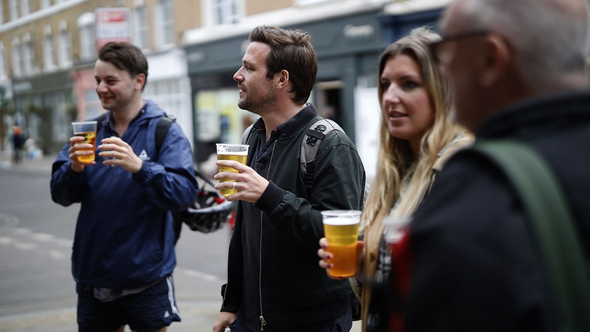 Londra'da sokakta bira tüketimi arttı