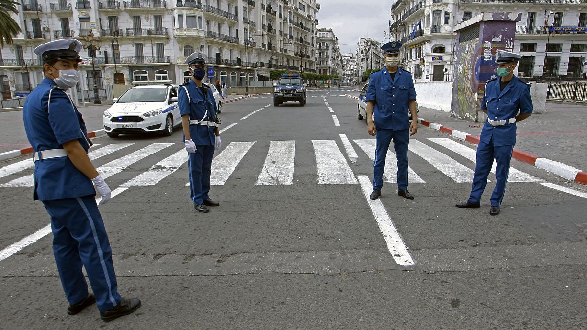 عناصر للشرطة الجزائرية وسط العاصمة الجزائر. 2020/05/24