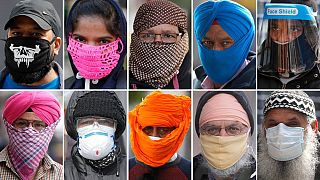 Britannici che indossano diverse protezioni per il viso, contro l'epidemia di coronavirus, nell'area di Southall a Londra