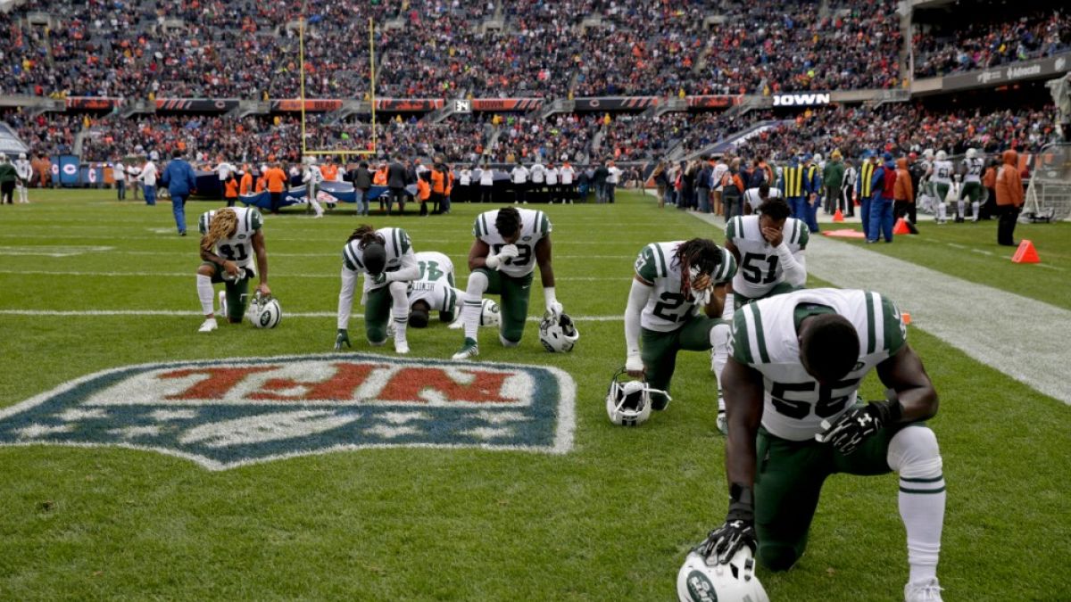 I giocatori dei New York Jets si inginocchiano, prima di una partita di NFL contro i Chicago Bears, 28 ottobre 2018