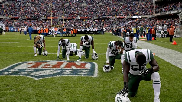 I giocatori dei New York Jets si inginocchiano, prima di una partita di NFL contro i Chicago Bears, 28 ottobre 2018 I giocatori dei New York Jets si inginocchiano, prima di una partita di NFL contro i Chicago Bears, 28 ottobre 2018