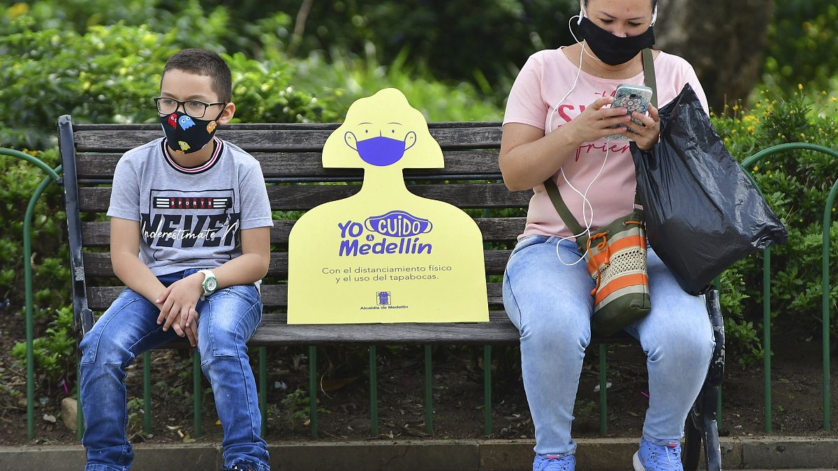 Distancia física y mascarillas en un parque de Medellín, Colombia