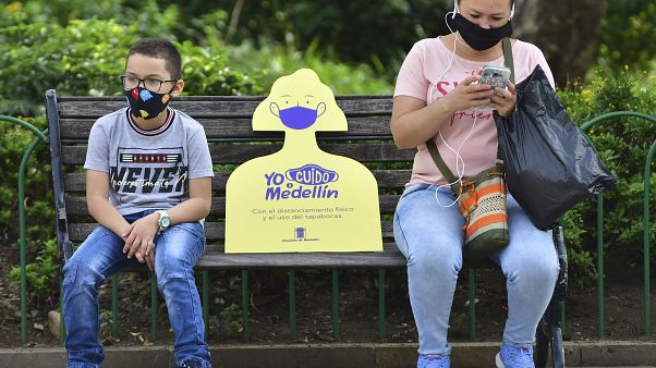 Distancia física y mascarillas en un parque de Medellín, Colombia Distancia física y mascarillas en un parque de Medellín, Colombia
