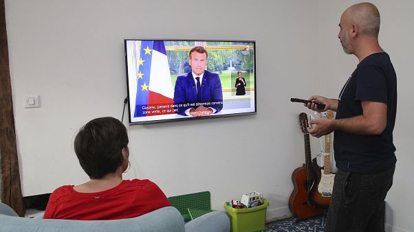 Un couple de Français suivant l'allocution du président de la République Emmanuel Macron, le 14/06/2020 Un couple de Français suivant l'allocution du président de la République Emmanuel Macron, le 14/06/2020