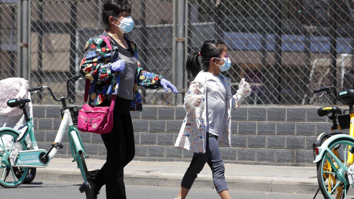 Koronavírus: Kínában szigorításokkal, Európában lazításokkal indult a hét