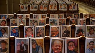 Retratos de fallecidos por la covid-19 en la catedral de Lima