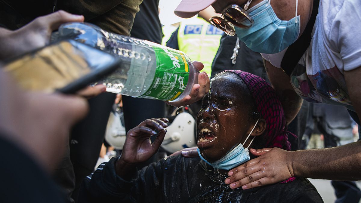 Una manifestante tras ser rociada con gas lacrimógeno por la policía durante una manifestación de Black Lives Matter en Estocolmo, Suecia