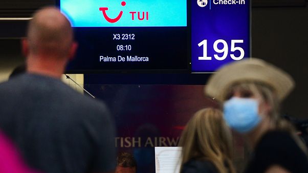 Passagiere am Abfertigungsschalter in Düsseldorf Passagiere am Abfertigungsschalter in Düsseldorf
