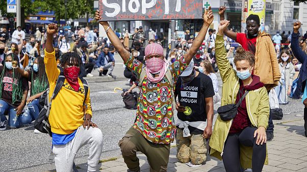 Proteste gegen Rassismus haben auch eine Diskussion über das Wort Rasse in Deutschland ausgelöst. Proteste gegen Rassismus haben auch eine Diskussion über das Wort Rasse in Deutschland ausgelöst.