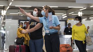 Turistas alemanes llegan al aeropuerto de Palma de Mallorca