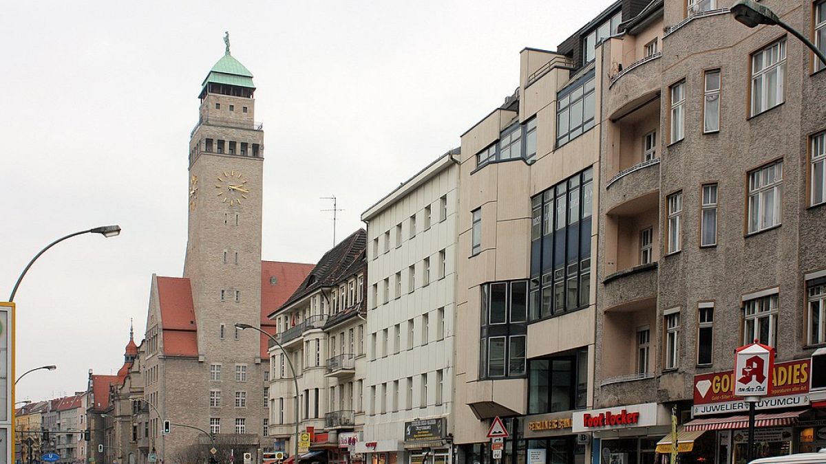 A neuköllni kerületi tanács épülete a Karl Marx Strassén egy 2013-as felvételen