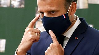 Frankreichs Präsident Macron mit einem Nasen-Mund-Schutz beim Besuch einer Schule in der Nähe von Paris, 5.Mai 2020