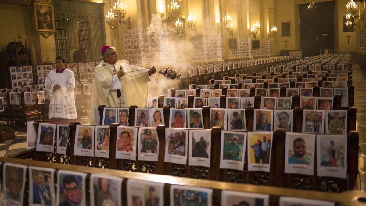 Mise a limai katedrálisban a járvány áldozatainak portréival, Peru, 2020. június 14.