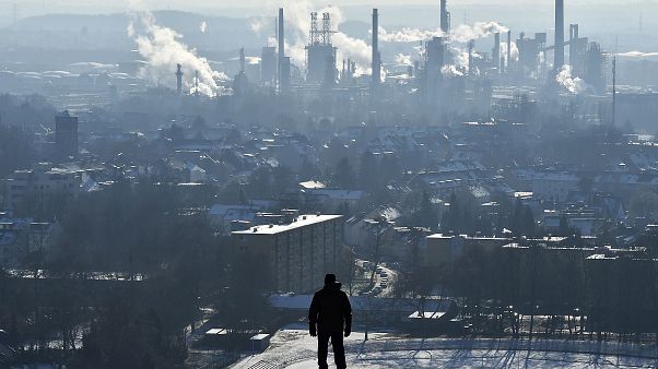 Nesta foto de arquivo de 19 de janeiro de 2016, um homem assiste a uma refinaria da BP em Gelsenkirchen, Alemanha. Nesta foto de arquivo de 19 de janeiro de 2016, um homem assiste a uma refinaria da BP em Gelsenkirchen, Alemanha.