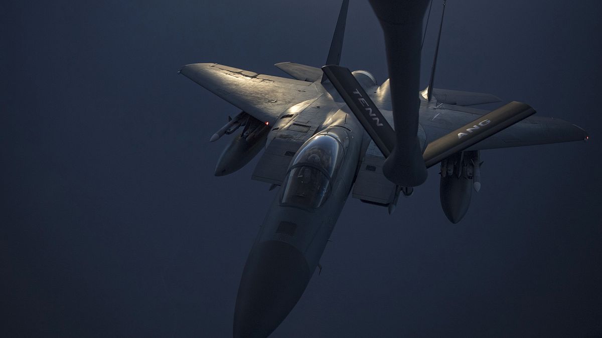 F-15C Eagle savaş uçağı havada yakıt ikmali yaparken