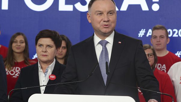 En esta foto de archivo del 19 de febrero de 2020, el presidente de Polonia Andrzej Duda hace campaña para su reelección en Varsovia, Polonia. En esta foto de archivo del 19 de febrero de 2020, el presidente de Polonia Andrzej Duda hace campaña para su reelección en Varsovia, Polonia.