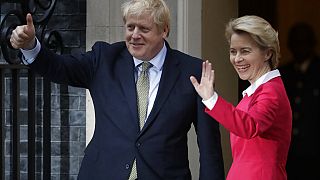 رئيس الوزراء البريطاني بوريس جونسون ورئيسة المفوضية الأوروبية أورسولا فون دير لين في لندن -يناير2020
