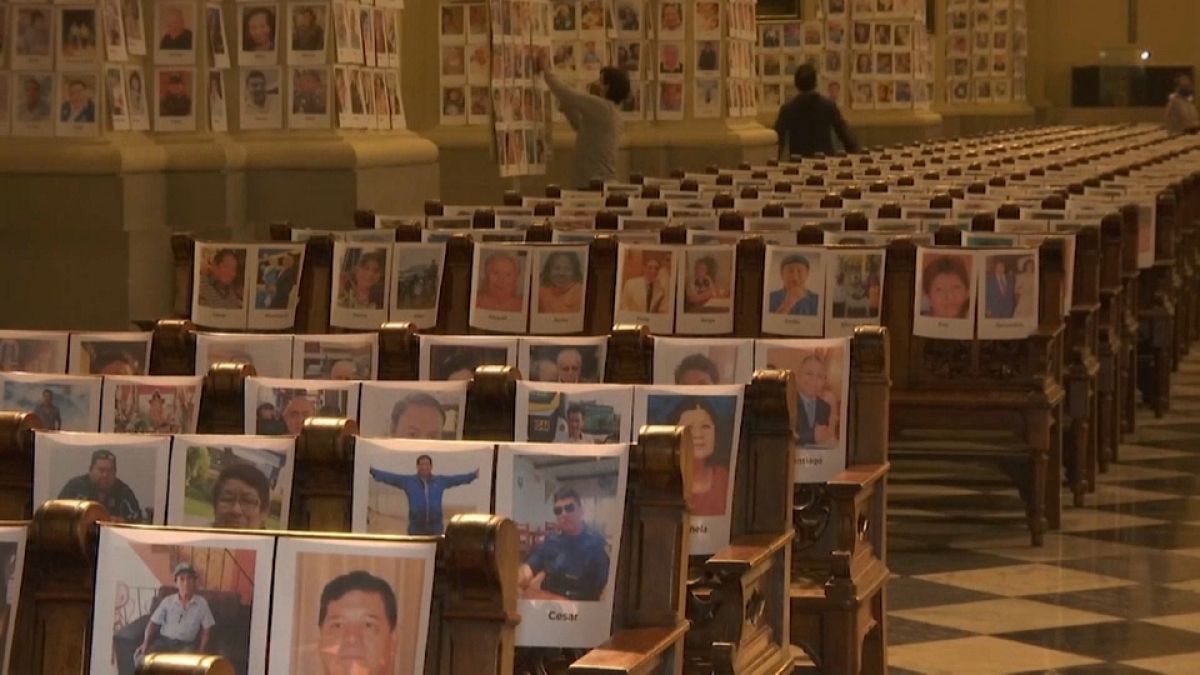 I volti delle vittime della pandemia di Covid-19 sui banchi e i muri della cattedrale di Lima