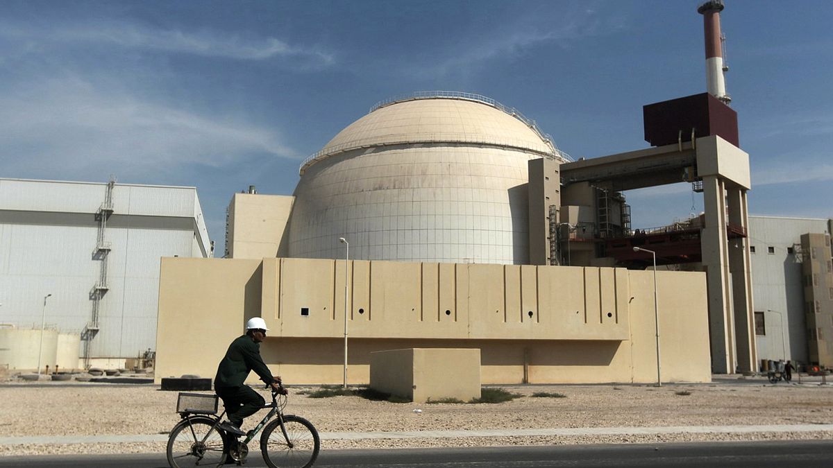 أمام محطة بوشهر النووية - أرشيف 