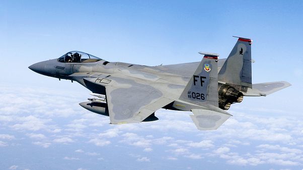Egy F-15C Eagle típusú repülőgép járőrözik az amerikai főváros, Washington fölött Egy F-15C Eagle típusú repülőgép járőrözik az amerikai főváros, Washington fölött