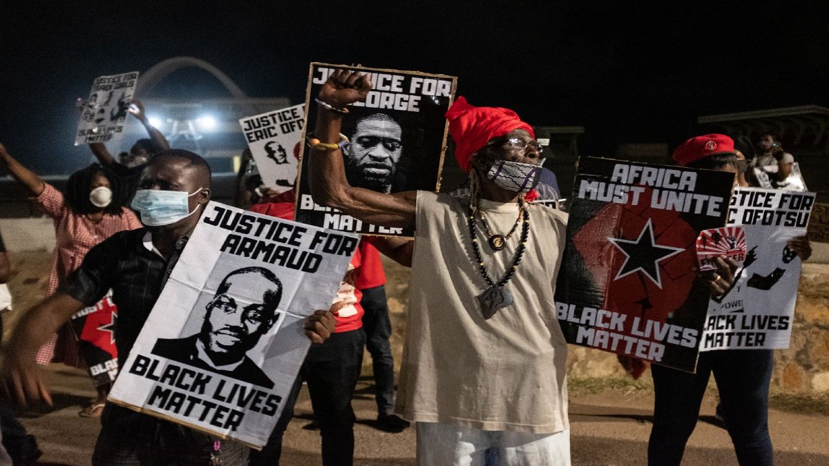 متظاهرون مناهضون للعنصرية في أكرا بغانا في أعقاب وفاة المواطن الأمريكي من أثل إفريقي جورج فلويد/ 6 يونيو 2020