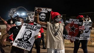 متظاهرون مناهضون للعنصرية في أكرا بغانا في أعقاب وفاة المواطن الأمريكي من أثل إفريقي جورج فلويد/ 6 يونيو 2020