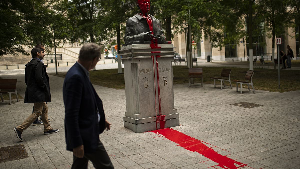 La statua dell'ex re Baldovino ricoperta di vernice rossa a Bruxelles