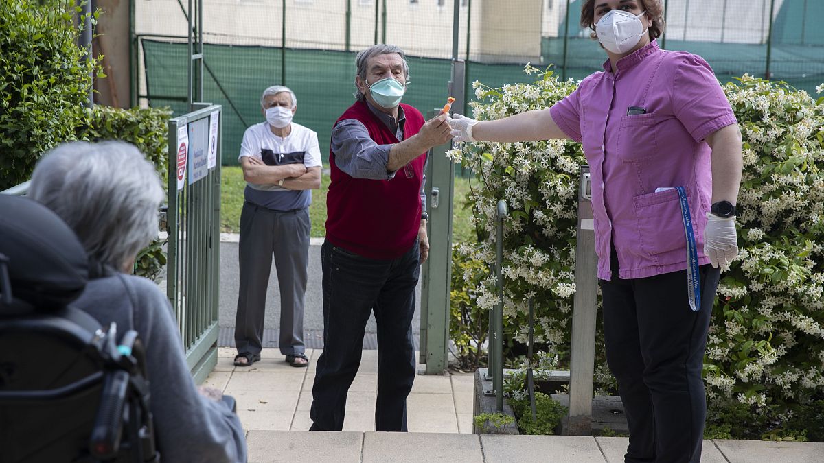 Ezreket tesztelnek Pekingben a járvány újabb hullámától tartva